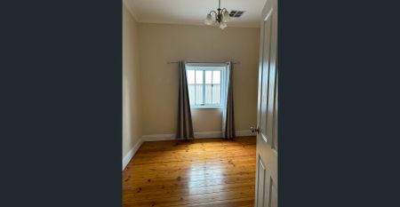 Spacious Villa for rent ideal for family, students, or office use, close to city centre - Photo 4