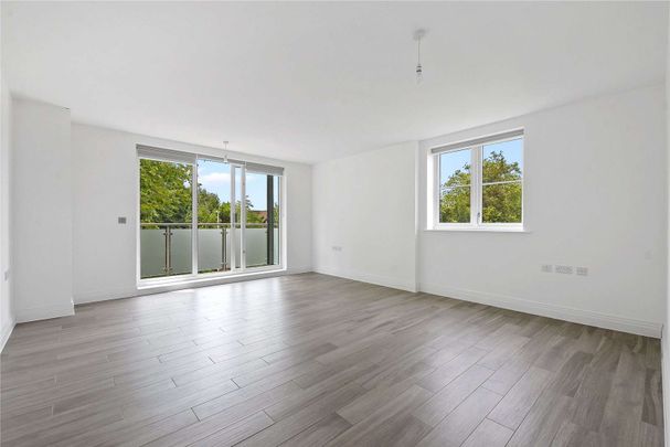 Luxury ground floor three bedroom apartment set in a gated development in Northwood. - Photo 1