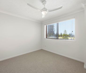 Beachside Broadbeach Living - Spacious 3 Bedroom Top Level Apartment - Photo 2