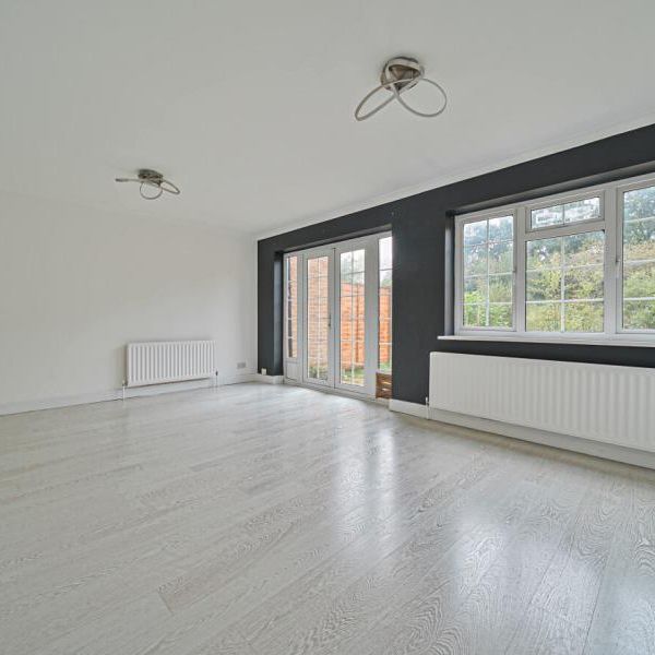 Guildford, Surey, GU2 - Photo 1