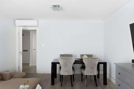 A large, one bedroom flat in a smart portered block well located for Kensington Olympia, Hammersmith and Kensington High Street - Photo 5