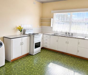 Spacious Three-Bedroom Home in a Convenient St Albans Location - Photo 4