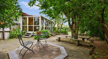 SINGLE LEVEL 3 BEDROOM BEAUTY - Photo 5