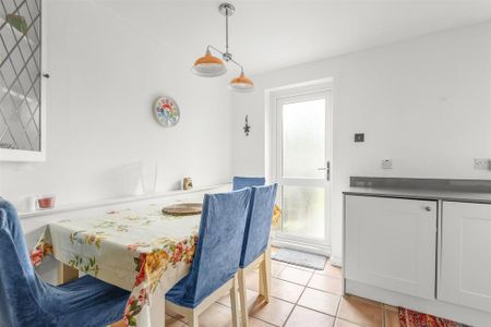 3 bedroom end of terrace house to rent - Photo 2