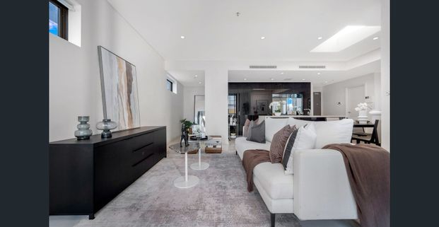 Light filled designer lifestyle within Platinum - Photo 1