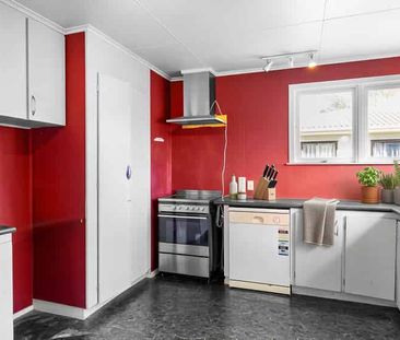 Family Home - Photo 5