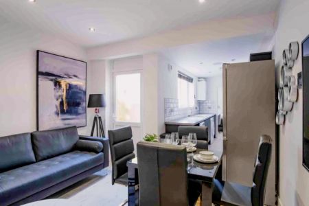 6 Beds 5 Baths - Photo 2