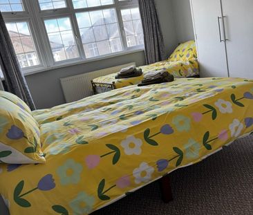 Room in a Shared House, Sheringham Drive, IG11 - Photo 4