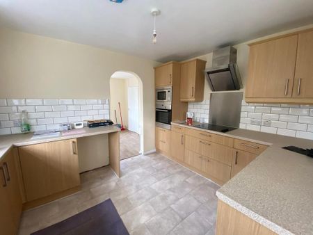 3 bedroom semi-detached house to rent - Photo 4
