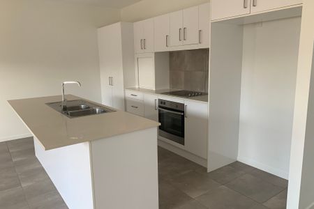 SPACIOUS FAMILY DUPLEX IN THE HEART OF BLUEWATER ESTATE - Photo 5