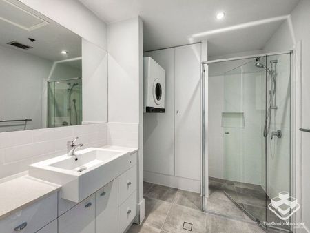 LOCATION! LOCATION! - Photo 4