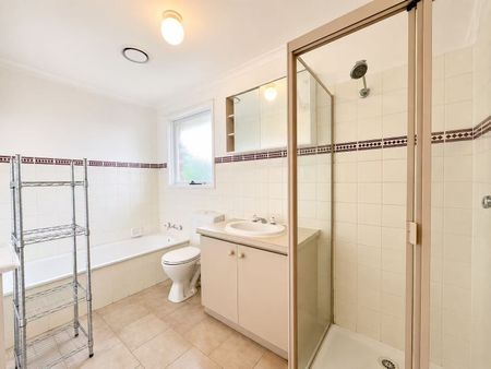 Comfortable Townhouse in a Prime Hughesdale Location – Close to Chadstone & Monash University - Photo 3