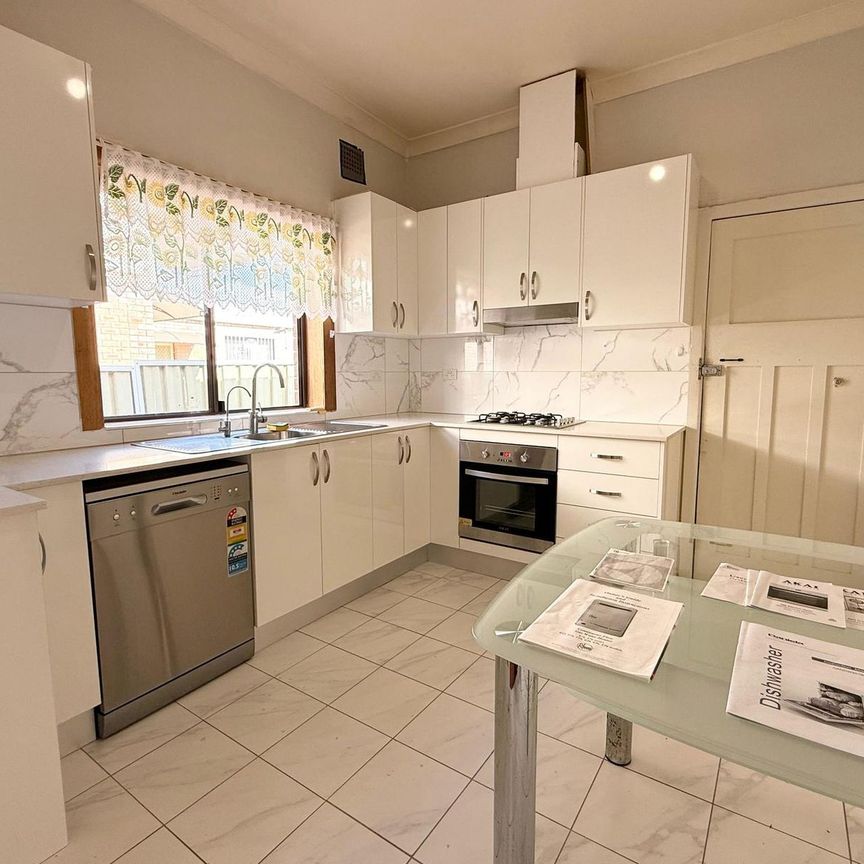 3 BEDROOM HOUSE - Photo 1