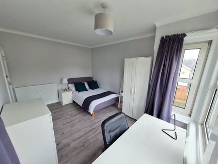 6 Bed Semi-Detached House, Wilton Avenue, SO15 - Photo 2