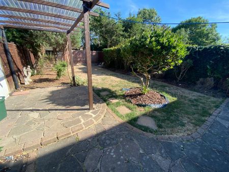 Chatsworth Road, Greater London, UB4 - Photo 5