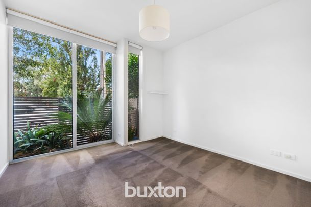 TWO BEDROOM WITH COURTYARD IN PORT MELBOURNE! - Photo 1