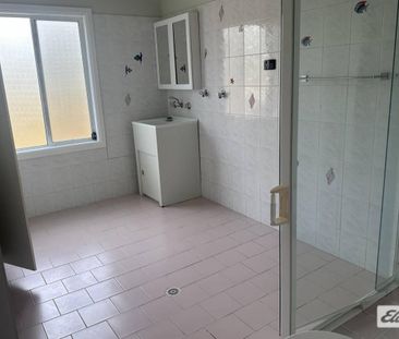 Large 4 bedroom home - Photo 6