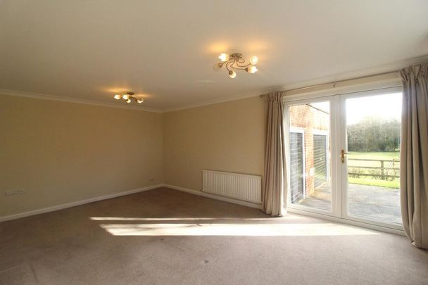 4 bedroom bungalow to rent - Photo 1