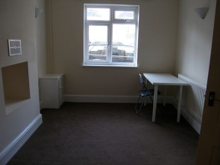 5 Bed Student Accommodation - Photo 2