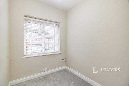 4 bedroom property to rent Havers Avenue, Hersham, Walton-on-Thames, KT12 - Photo 3