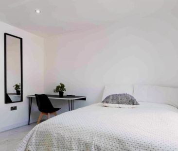 6 Beds 5 Baths - Photo 3