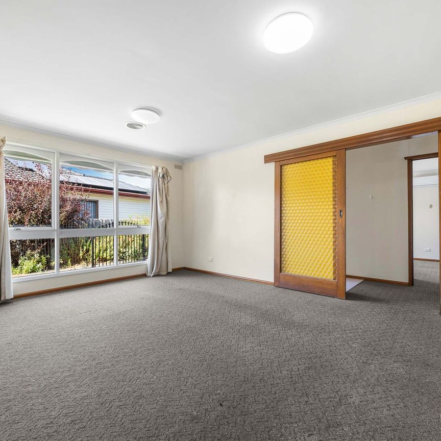 SPACIOUS THREE BEDROOM HOME WITH SOLAR POWER BACK-UP BATTERY - Photo 1