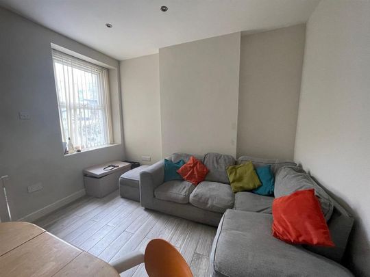 5 bedroom private hall to rent - Photo 1