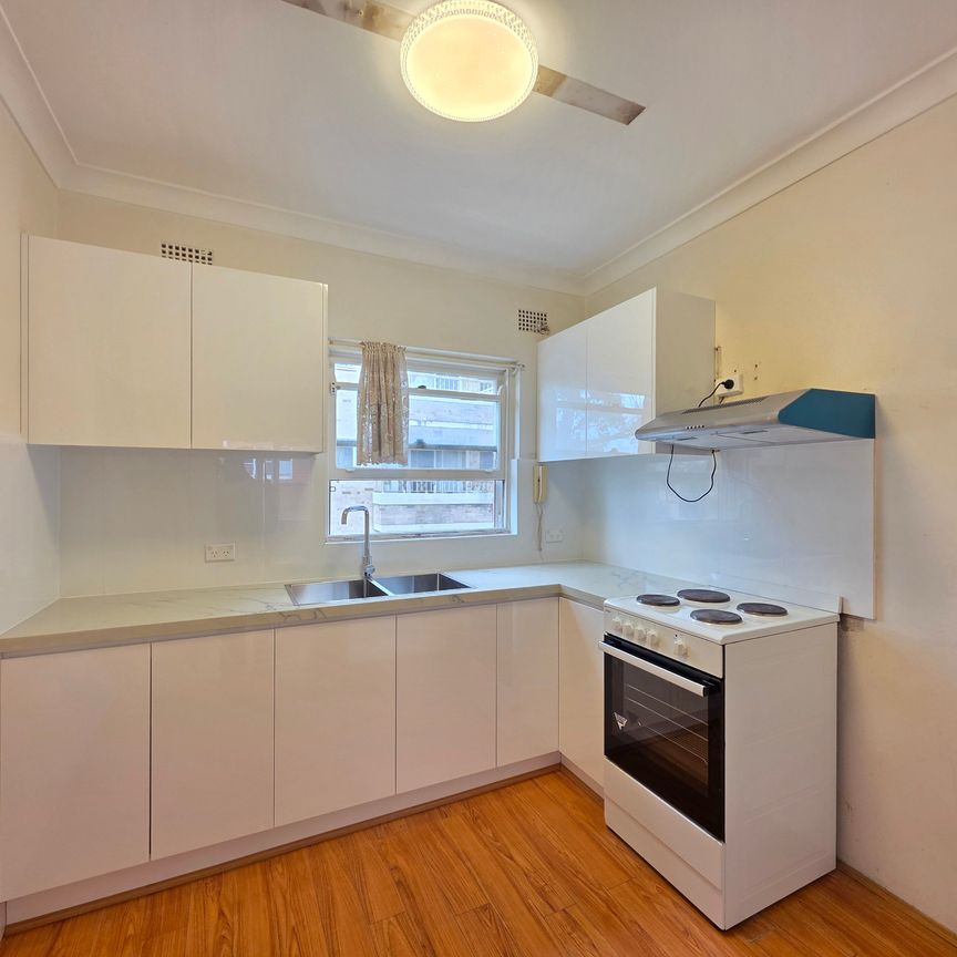 CONVENIENTLY LOCATED TWO-BEDROOM UNIT WITH SUNNY ASPECT - Photo 1