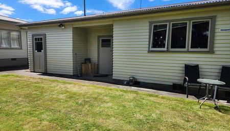 Charming 1950s Detached Flat in Feilding - Photo 2