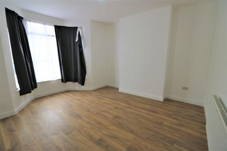 3 bedroom flat to rent - Photo 2