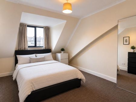 3 bedroom flat to rent - Photo 2