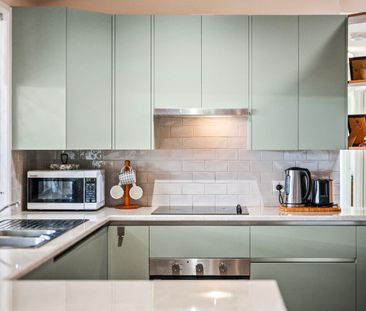 Spacious Family Home with Sunroom & Expansive Yard - Photo 5