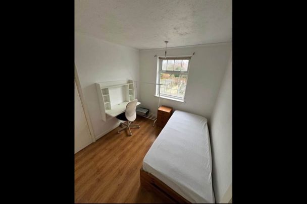 Room in a Shared House, Denham Crescent, CR4 - Photo 1