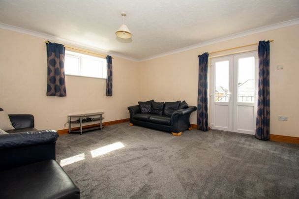 Student house on Redhill drive - Photo 1