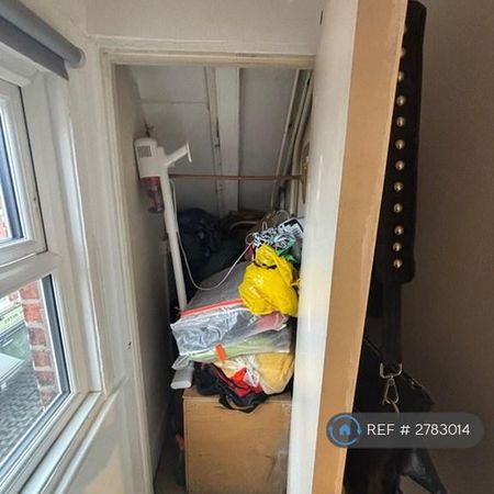 1 bedroom in a flat share to rent - Photo 4
