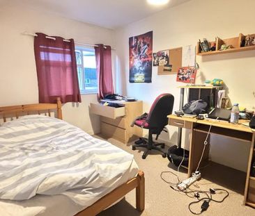 4 bedroom semi-detached house to rent - Photo 2