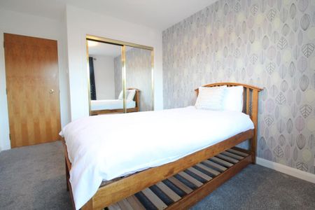 3 bedroom flat to rent - Photo 4