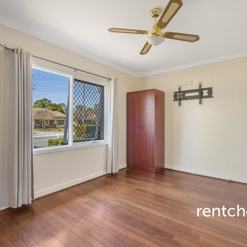 200m To New Redcliffe Underground Train Station - Photo 1