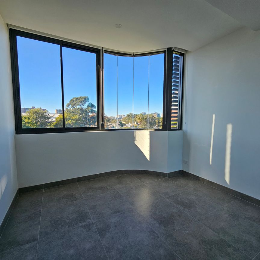 Redfern - Photo 1