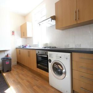 3 bedroom flat to rent - Photo 2