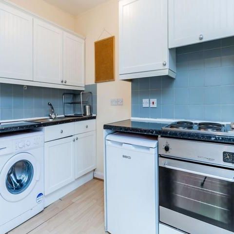 Located in Central Hackney a top floor 2 bedroom close to amenities - Photo 1