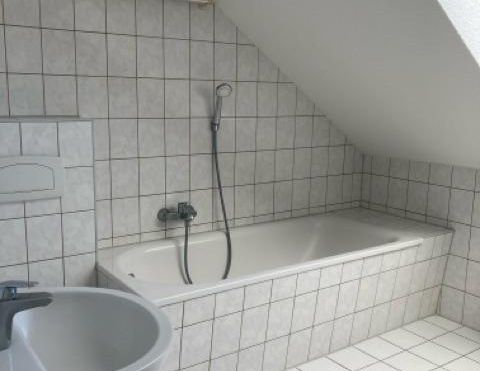 2x Miete sparen und entspannt im Dachgeschoss wohnen! - Foto 1