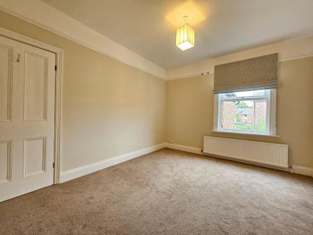 4 bedroom semi-detached house to rent - Photo 3