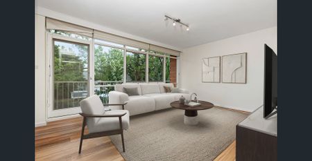 Spacious, Light-Filled Apartment with Classic Charm and Modern Comforts - Photo 3