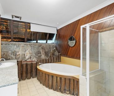 Stunning Renovated Family Home with Water Views in Prestigious Lugarno - Photo 4