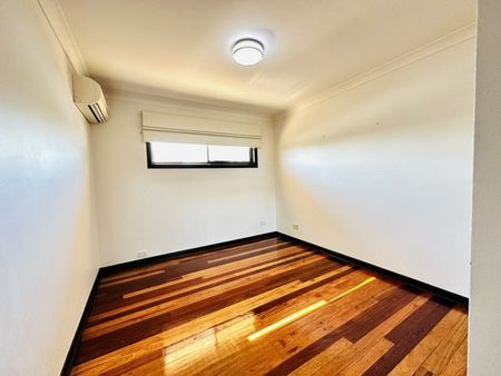 Grand 6 Bed Home with a Granny Flat Separate access - Photo 5