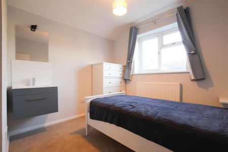 5 bedroom semi-detached house to rent - Photo 2