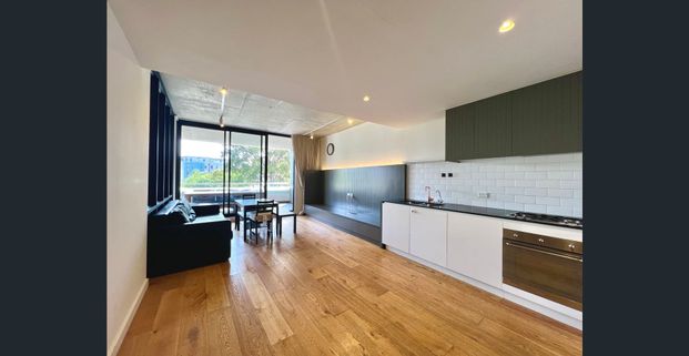 Contemporary living and convenience in acclaimed complex - Photo 1