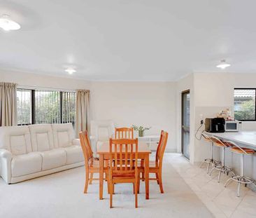 3 Bedroom in Cambridge - Photo 2