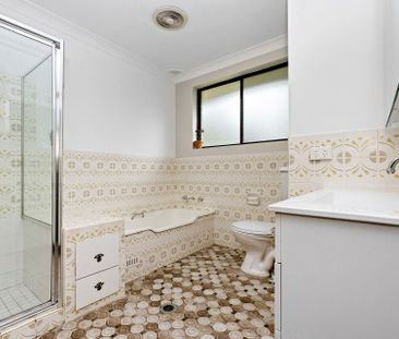 Three bedroom house, 1.5 Bathrooms, Tandem Garage and Carport - Photo 5